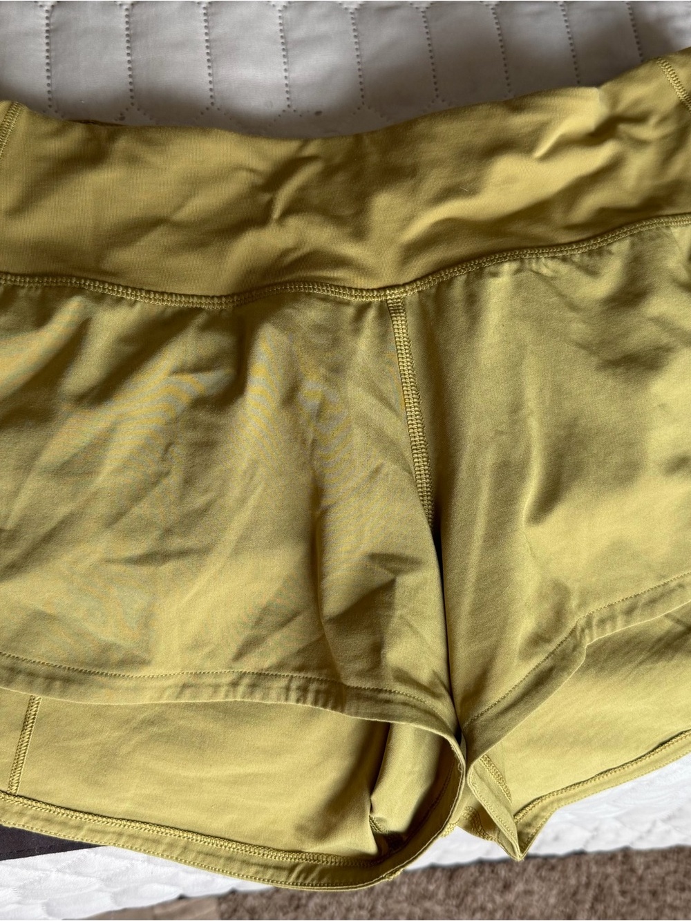 Lululemon Athletica High-Waist Hotty Hot 2.5” Shorts — Olive Mustard size 4